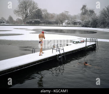 Gli uomini solo Highgate stagni, noto anche come Hampstead stagni, nel nord di Londra è un luogo preferito per un inizio di mattina dip. Come la Gran Bretagna è bloccato dalla Foto Stock