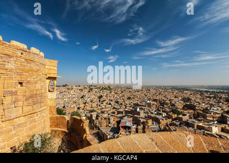 Vista della città di Jaisalmer dal forte di Jaisalmer, Rajasthan, India Foto Stock