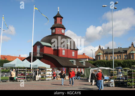 LIDKÖPING Svezia la piazza nella città nuova con il municipio la vecchia sede di caccia 2005 Foto Stock