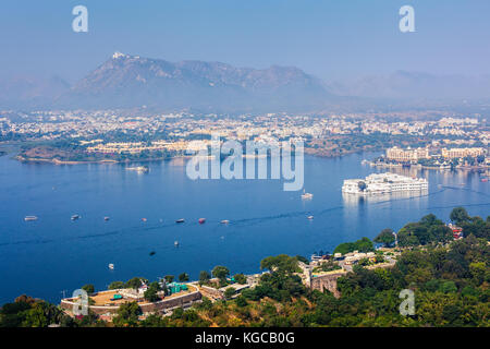 Veduta aerea del Lago di Pichola con il Palazzo del Lago Jag Niwas e Uda Foto Stock