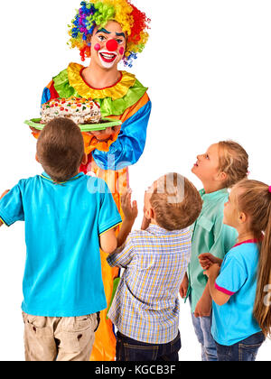 Compleanno clown bambini giocare con i bambini. kid torte celebrative nelle mani di organizzatore di eventi l'uomo. il divertimento di un gruppo di persone su sfondo bianco. organizat Foto Stock