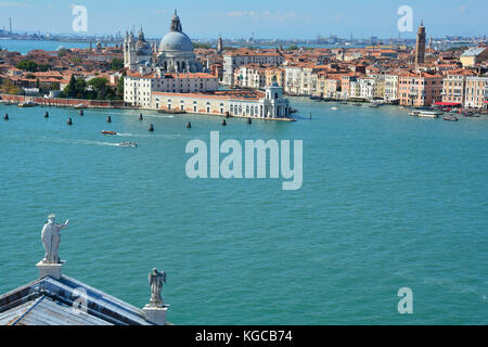 La vista dalla cima del bellltower della chiesa di San Giorgio Maggiore a Venezia. punta della dogana è in background Foto Stock