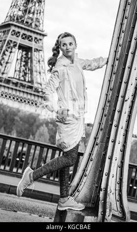 Anno fit & hip a Parigi. giovane donna sana contro la Torre Eiffel a Parigi cercando riposo Foto Stock