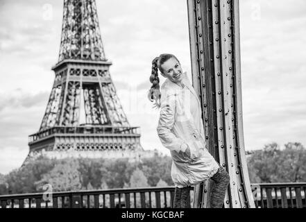 Anno fit & hip a Parigi. ritratto di felice giovane donna fitness contro la Torre Eiffel a Parigi Foto Stock