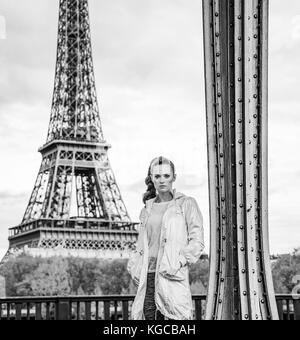 Anno fit & hip a Parigi. a piena lunghezza Ritratto di giovane donna fitness in piedi contro la Torre Eiffel a Parigi Foto Stock