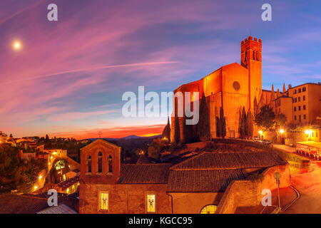 Basilica di san Domenico al tramonto, siena, Italia Foto Stock