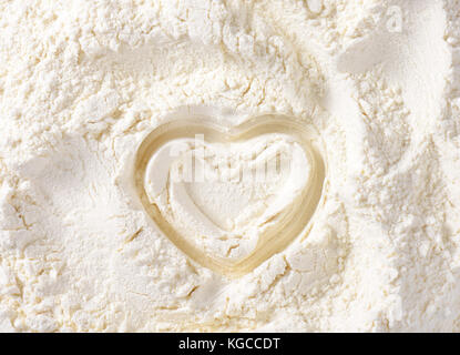 Forma di cuore disegnato in farina di grano tenero Foto Stock