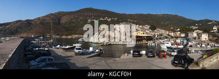 La corsica : una vista panoramica dello skyline di Centuri porto, la piccola città portuale sul Cap Corse penisola, sul lato occidentale del Cap Corse Foto Stock