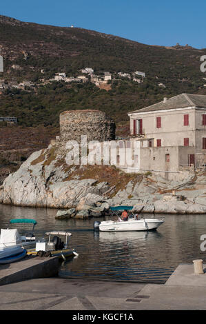 La corsica : una vista panoramica dello skyline di Centuri porto, la piccola città portuale sul Cap Corse penisola, sul lato occidentale del Cap Corse Foto Stock