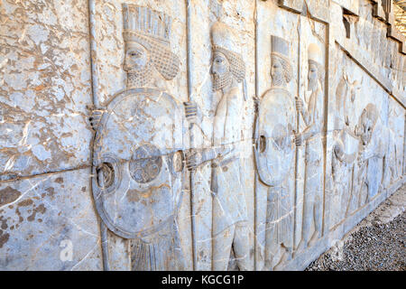 Il persiano guerrieri armati, bassorilievo in palazzo xerxes, Persepolis, Iran. Foto Stock