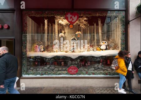 Vetrina natalizia presso il negozio Hamleys Toy di Regent Street a Londra, novembre 2017 Foto Stock