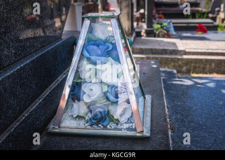 Decorazioni tradizionali in tomba nel cimitero Gvozden Brijeg di Celuga, sobborghi di Bar città costiera nel Montenegro meridionale Foto Stock