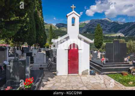 Piccola cappella al cimitero Gvozden Brijeg nella città di Celuga, sobborghi di Bar città costiera nel Montenegro meridionale Foto Stock