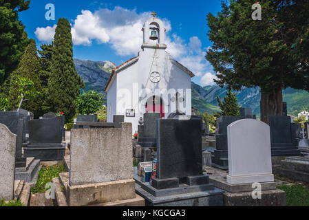 Piccola chiesa del cimitero Gvozden Brijeg nella città di Celuga, sobborghi di Bar città costiera nel Montenegro meridionale Foto Stock