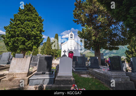 Piccola chiesa del cimitero Gvozden Brijeg nella città di Celuga, sobborghi di Bar città costiera nel Montenegro meridionale Foto Stock