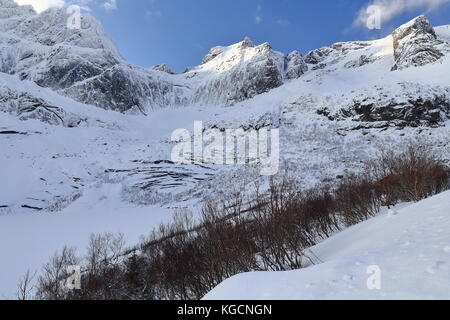 W-reparti vista da 807 nusfjordveien strada sopra storvatnet-lago di mts.bjorntinden-sautinden. circo glaciale ai piedi- a forma di ciotola-foro superiore sagomato- Foto Stock