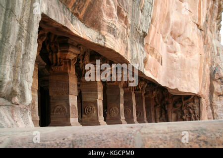 Tempio di taglio monolitico in pietra arenaria rossa roccia a badami in Karnataka, India, Asia Foto Stock