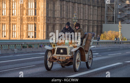 5 novembre 2017. Da Bonhams Londra a Brighton, la pista automobilistica più lunga del mondo, 1903 Panhard et Levassor sul ponte di Westminster. Foto Stock