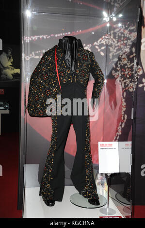 L'Elvis On Tour mostra artefatti, diretta da Graceland che copre gli anni 1969 - 1977. O2 Arena di Londra. 2.11.17 Foto Stock