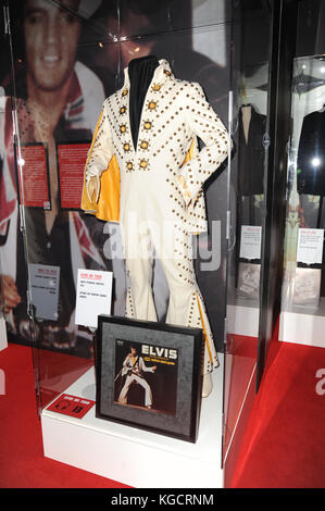 L'Elvis On Tour mostra artefatti, diretta da Graceland che copre gli anni 1969 - 1977. O2 Arena di Londra. 2.11.17 Foto Stock