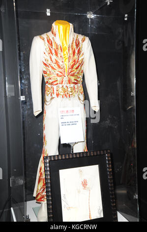 L'Elvis On Tour mostra artefatti, diretta da Graceland che copre gli anni 1969 - 1977. O2 Arena di Londra. 2.11.17 Foto Stock