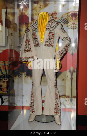 L'Elvis On Tour mostra artefatti, diretta da Graceland che copre gli anni 1969 - 1977. O2 Arena di Londra. 2.11.17 Foto Stock