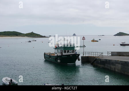 Ios traghetto passeggeri il meridan lascia maggiore città quay in st martin's sulle isole Scilly, Regno Unito. Foto Stock