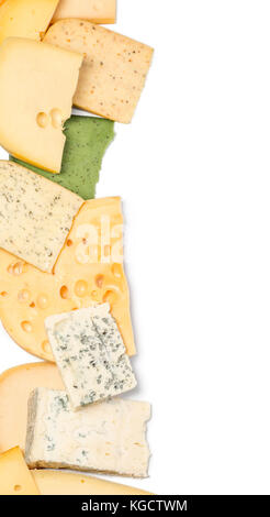 Diversi tipi di formaggi isolati su sfondo bianco. Foto Stock