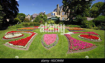 Biancheria da letto in estate nel giardino in stile vittoriano a Sheffield Botanical Garden, Sheffield South Yorkshire, Inghilterra, Regno Unito Foto Stock