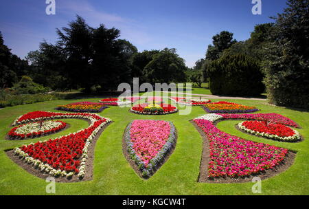 Biancheria da letto in estate nel giardino in stile vittoriano a Sheffield Botanical Garden, Sheffield South Yorkshire, Inghilterra, Regno Unito Foto Stock