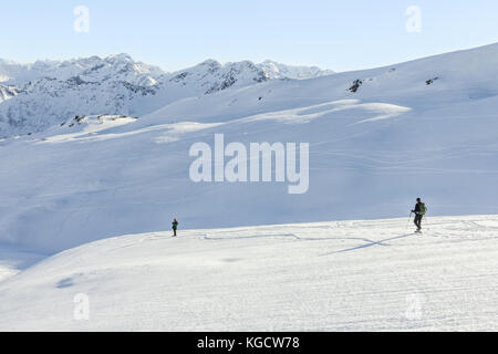 Due escursionisti con racchette da neve in inverno alpino montagne. La Baviera, Germania. Foto Stock