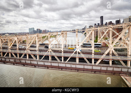 Il Queensboro Bridge visto dalla funivia di roosevelt island, new york, Stati Uniti d'America. Foto Stock