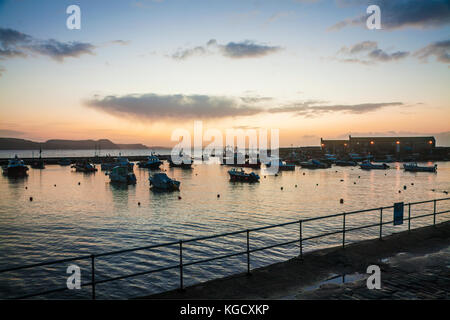 Alba sul porto a Lyme Regis nel Dorset, Regno Unito. Foto Stock