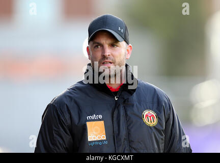 Rondoni Heybridge Manager Jody Brown si prepara per il kick off durante la Emirates FA Cup, primo round in abbinamento al St James Park, Exeter. Stampa foto di associazione. Picture Data: domenica 5 novembre 2017. Vedere PA storia SOCCER Exeter. Foto di credito dovrebbe leggere: Mark Kerton/filo PA. Restrizioni: solo uso editoriale nessun uso non autorizzato di audio, video, dati, calendari, club/campionato loghi o 'live' servizi. Online in corrispondenza uso limitato a 75 immagini, nessun video emulazione. Nessun uso in scommesse, giochi o un singolo giocatore/club/league pubblicazioni. Foto Stock