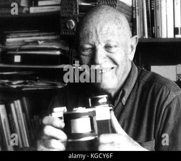 AJAXNETPHOTO. 1994. Parigi, Francia. - Fotografo francese - Willy Ronis (84) raffigurato nella sua casa con il russo HORIZONT fotocamera panoramica ha usato per fare foto dinamica. photo: JONATHAN EASTLAND/AJAX REF: 1994 92210 1 Foto Stock