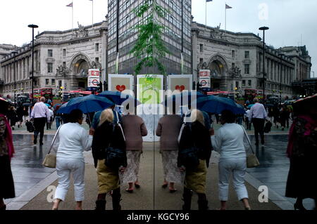 AJAXNETPHOTO. Londra, Inghilterra. - Stazione ferroviaria - Ingresso alla STAZIONE FERROVIARIA DI WATERLOO SI RIFLETTE NELLE VICINANZE DEL PANNELLO DI VETRO. Foto:JONATHAN EASTLAND/AJAX REF:M872507 74 Foto Stock