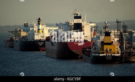 AJAXNETPHOTO. SOUTHAMPTON, INGHILTERRA - PETROLIERE CHE SCARICANO PRESSO IL TERMINAL DELLA RAFFINERIA DI PETROLIO DI FAWLEY. PHOTO:JONATHAN EASTLAND/AJAX REF:D61510 394 Foto Stock