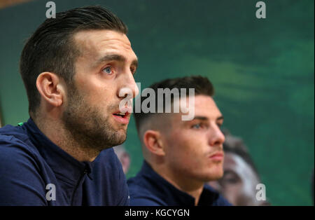 Shane Duffy e Ciaran Clark della Repubblica d'Irlanda (da sinistra a destra) parlano ai media del fai National Training Center, Abbotstown. Foto Stock