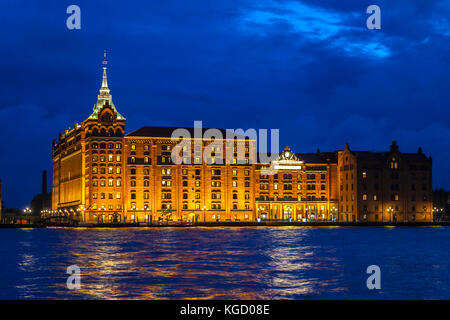 Hilton Molino Stucky Hotel, Giudecca, Venezia, Veneto, Italia illuminato in blu ora visto sul Canale della Giudecca in una notte di tempesta Foto Stock