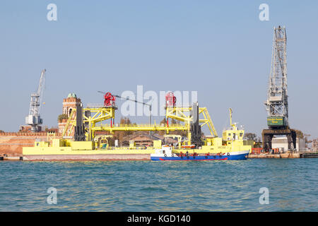 Arsenale di Venezia. Il Mose 1 jack-up nave per sollevare e trasportare le porte all'ingresso del Laguna Veneziana installato per impedire Foto Stock