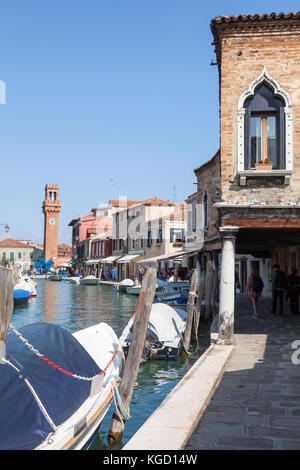 Architettura storica sul Rio dei vetrai, Murano, Venezia, Italia con Campo San Stefano e la Torre dell Orologio in background Foto Stock