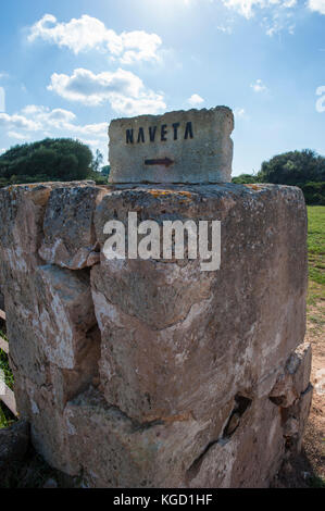 Naveta d'Es Tudons megalitico - luogo di sepoltura vicino a Ciutadella sulla parte occidentale di Minorca, Isole Baleari, Spagna, Mediterrranean Sea. Foto Stock