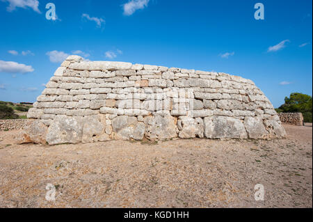 Naveta d'Es Tudons megalitico - luogo di sepoltura vicino a Ciutadella sulla parte occidentale di Minorca, Isole Baleari, Spagna, Mediterrranean Sea. Foto Stock