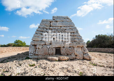 Naveta d'Es Tudons megalitico - luogo di sepoltura vicino a Ciutadella sulla parte occidentale di Minorca, Isole Baleari, Spagna, Mediterrranean Sea. Foto Stock