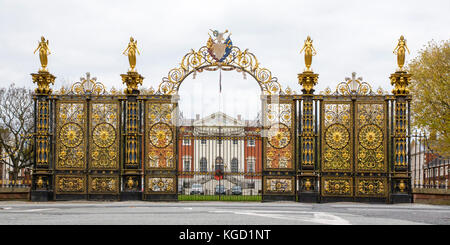 Il Golden Gates di fronte al Municipio di Warrington Foto Stock