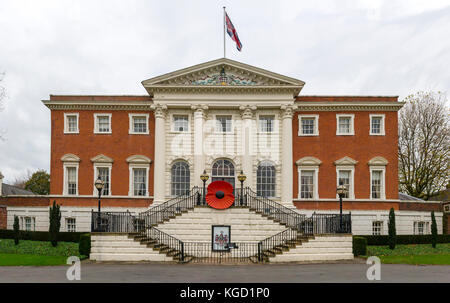 Warrington Town Hall con papavero grande in cima alla scalinata Foto Stock