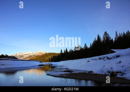 Hume lago coperto di neve a Sequoia National Forest in California Foto Stock