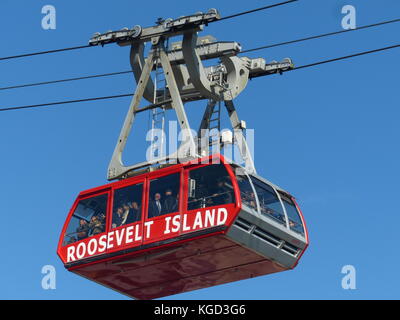 Cabina affollata di roosevelt island tram Foto Stock