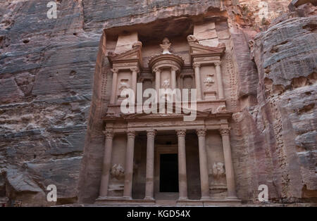 Scolpiti rupe di arenaria rosa, il Tesoro, o al Khazneh, Nabataean sepolcro funerario, Petra, Giordania, Medio Oriente Foto Stock
