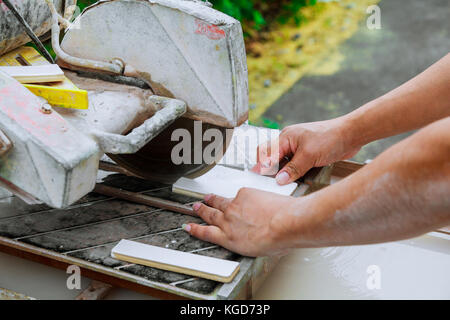 Master tagliare la piastrella sulla macchina master tagliare piastrelle sulla macchina Foto Stock